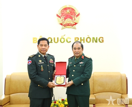 Military official receives Cambodian chief of chemical weapons authority